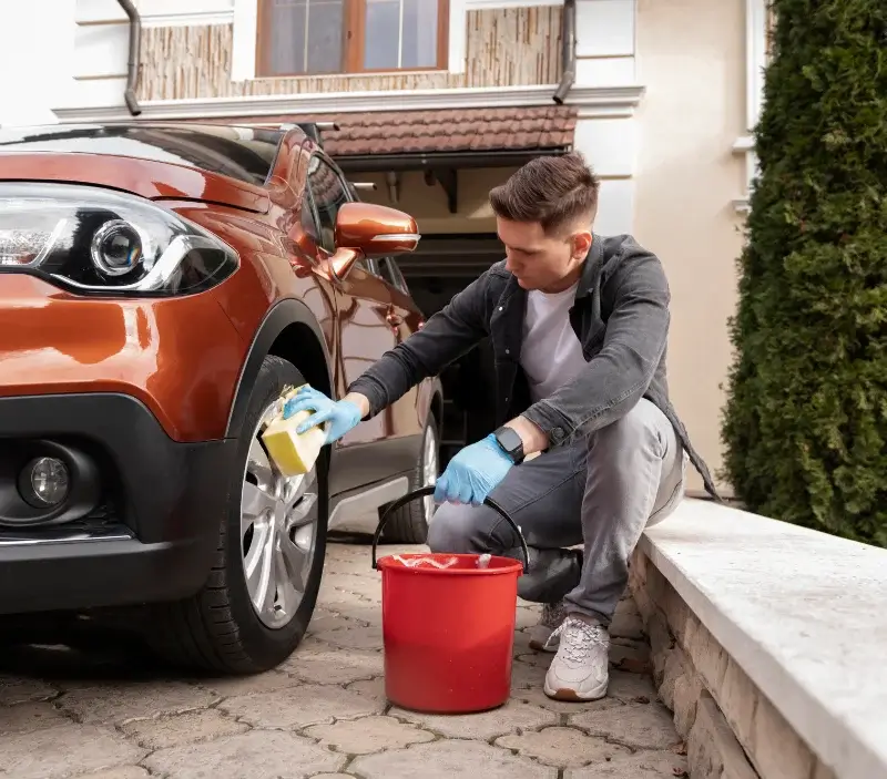 Lavage auto à domicile Lasserre-de-Prouille : professionnel intervenant sur un véhicule
